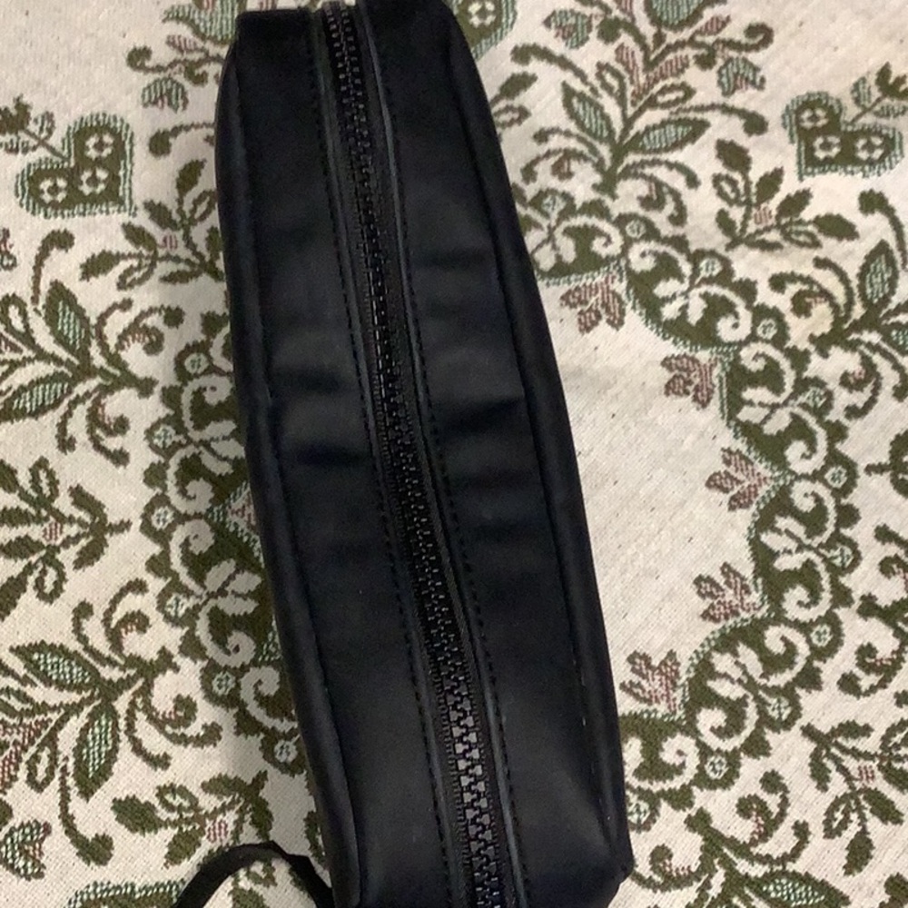 Valentino Garavani Black Dopp Elegant Case with Logo - Picture 4 of 9
